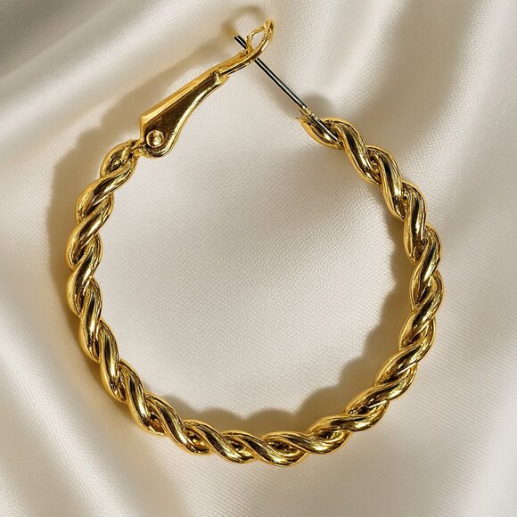 Elegant Gold Twisted Wire Design Hoop Earrings – Classic Lightweight Jewelry - Picture 1 of 8